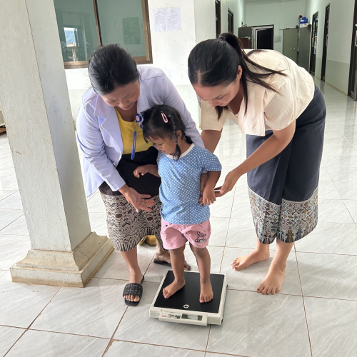 はじめての体重計測に怖がる子ども